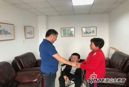“妈妈就是你的腿”云顶7610线路检测师生与他共同诠释行走的力量 “妈妈就是你的腿”云顶7610线路检测师生与他共同诠释行走的力量