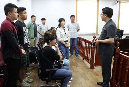 云顶集团7610官方网站法律实践课走进法庭旁听审判