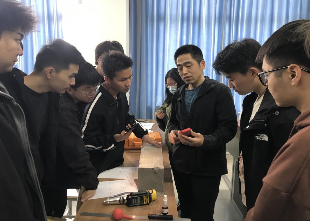 校企深度合作,共建专业课程 校企深度合作,共建专业课程