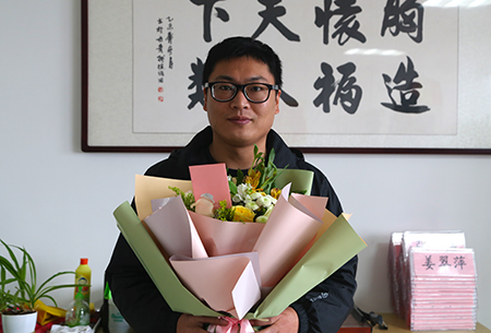 用芬芳诠释关怀与尊重——云顶7610线路检测为生日教职员工送鲜花 用芬芳诠释关怀与尊重——云顶7610线路检测为生日教职员工送鲜花