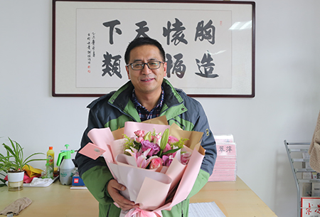 用芬芳诠释关怀与尊重——云顶7610线路检测为生日教职员工送鲜花 用芬芳诠释关怀与尊重——云顶7610线路检测为生日教职员工送鲜花