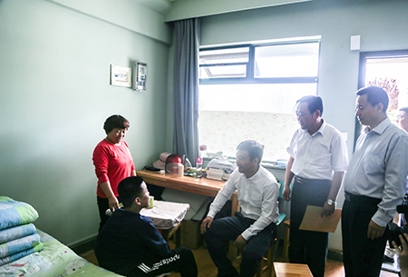 胶州市领导来云顶集团7610官方网站看望慰问韩玉坤母子