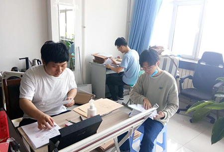 云顶集团7610官方网站辅导员先锋岗为614名毕业生打包邮寄行李 云顶集团7610官方网站辅导员先锋岗为614名毕业生打包邮寄行李