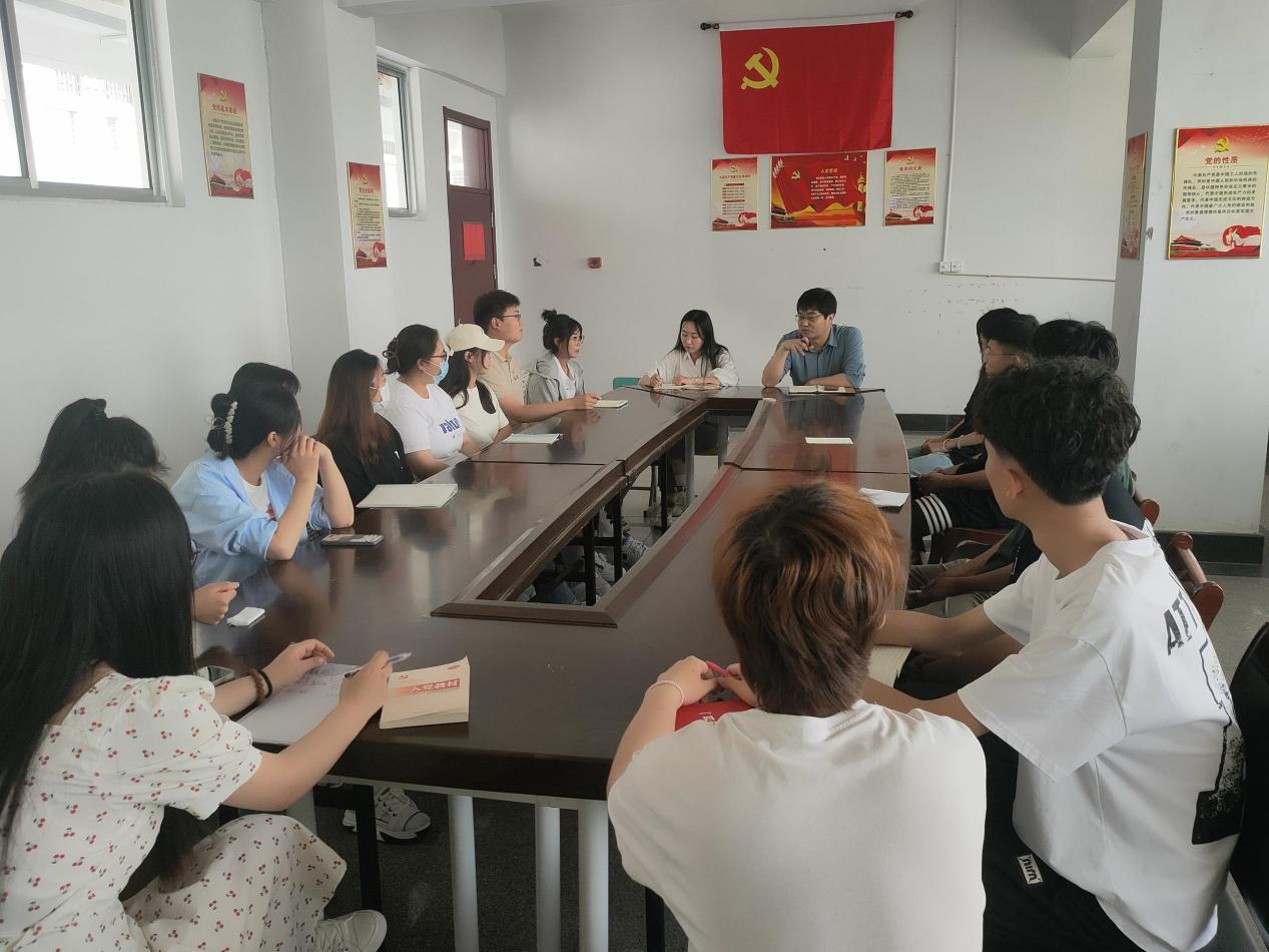 基础教育学院召开学生干部座谈会 基础教育学院召开学生干部座谈会