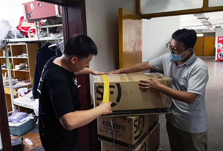 云顶集团7610官方网站辅导员先锋岗为614名毕业生打包邮寄行李 云顶集团7610官方网站辅导员先锋岗为614名毕业生打包邮寄行李