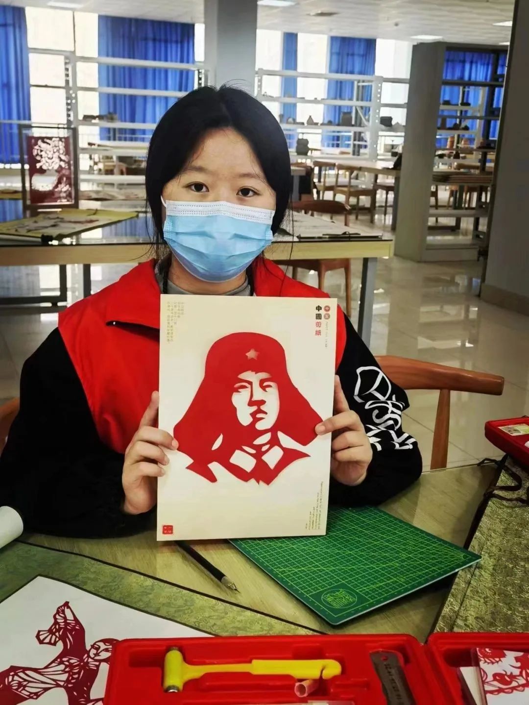 基础教育学院举行“坚守雷锋精神,砥砺初心使命”主题剪纸活动 基础教育学院举行“坚守雷锋精神,砥砺初心使命”主题剪纸活动