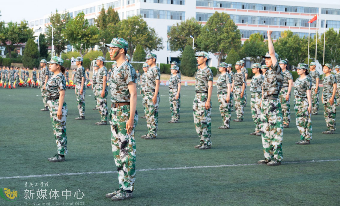 当军训遇上校庆——云顶7610线路检测新生用军训成果汇演献礼学校15周岁生日