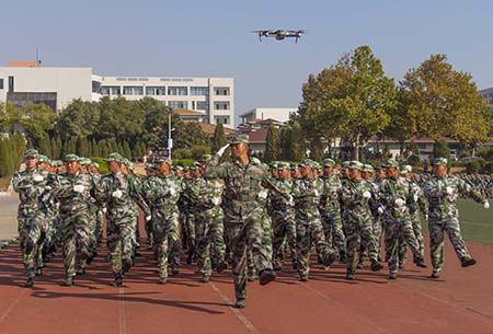 云顶7610线路检测隆重举行2019级新生军训结营仪式暨开学典礼